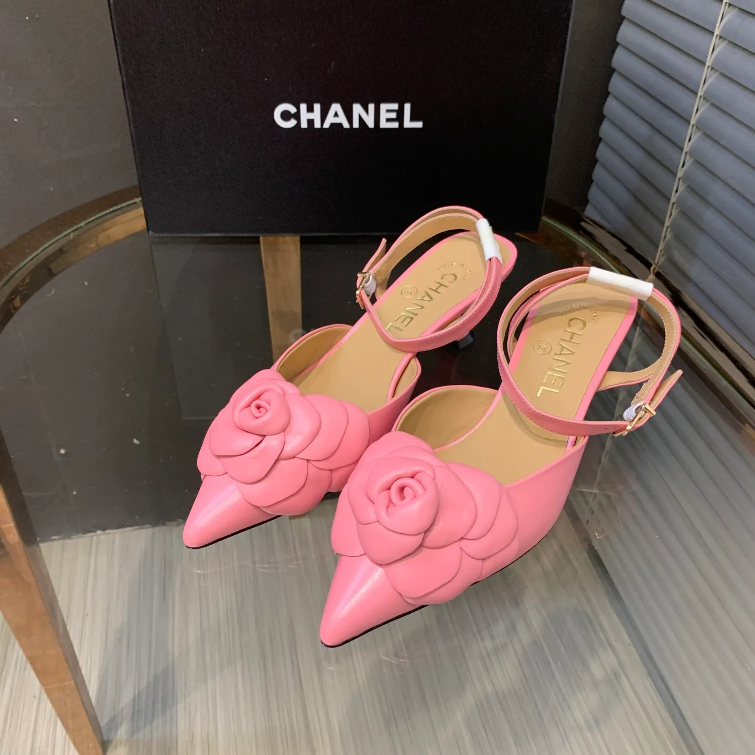 👟👟Ex-factory price 600👟👟 🍀Chanel's new flagship series of sandals in the counter are newly released 2022S summer series, exquisite retro shoes, the latest camellia flower design of Jindian Xiaoxiang on the upper is exquisite and fashionable, a popular model among domestic and foreign bloggers Upper: original Italian imported sheepskin original one-to-one sheepskin handmade camellia🌸 Inner lining: imported mixed sheepskin lining Outsole: Genuine leather outsole imported from Italy Size number: 35-39 (40, 41 customization is non-returnable) Heel height: 4cm Delivered with luxurious latest counter packaging